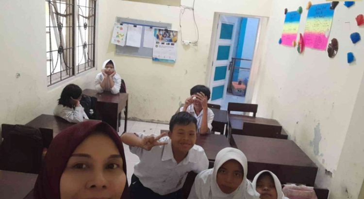 Relawan Elis Sutriyati Wanita Super, Sosok Pahlawan Pendidikan