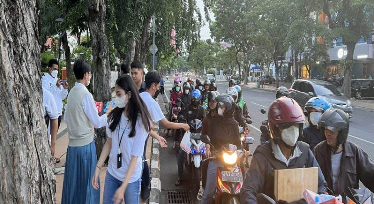 Aksi Kemanusiaan Relawan Adipati: Kegiatan Rutin Bagi Takjil di Bulan Puasa