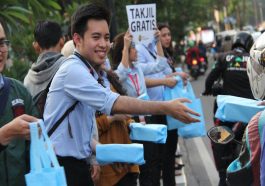 Kegiatan Relawan Bulan Puasa Ramadhan, Aktif Berbagi Takjil Gratis di Jalan