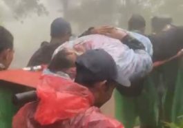 Relawan Pendaki Gunung saat Evakuasi Korban Berbobot 100 Kg di Gunung Lawu