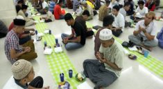 Sosok Inspiratif Relawan Difabel Bernama Adipati, Membagikan Takjil Gratis Untuk Masjid