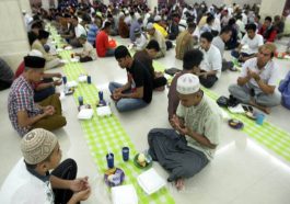 Sosok Inspiratif Relawan Difabel Bernama Adipati, Membagikan Takjil Gratis Untuk Masjid