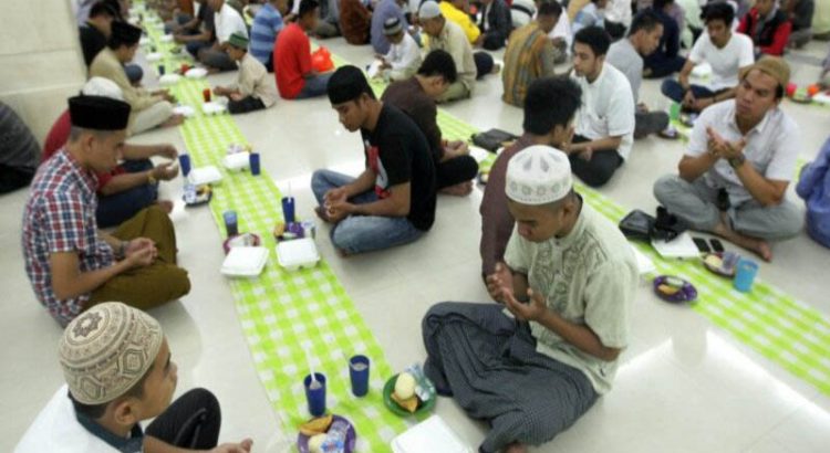 Sosok Inspiratif Relawan Difabel Bernama Adipati, Membagikan Takjil Gratis Untuk Masjid