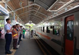 Komunitas Sosial Anak Muda: Sukarelawan Bantu Pemudik di Stasiun Kereta Api