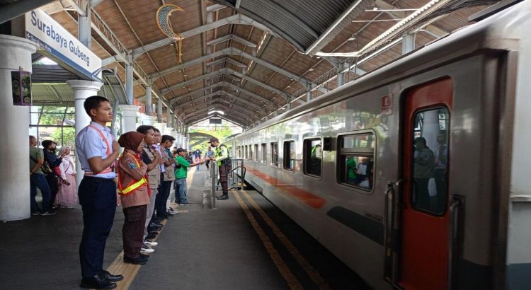 Komunitas Sosial Anak Muda: Sukarelawan Bantu Pemudik di Stasiun Kereta Api