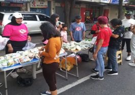 Komunitas Sosial Peduli Kasih Soloraya Bagikan Paket Sayuran di Acara CFD Kota Solo