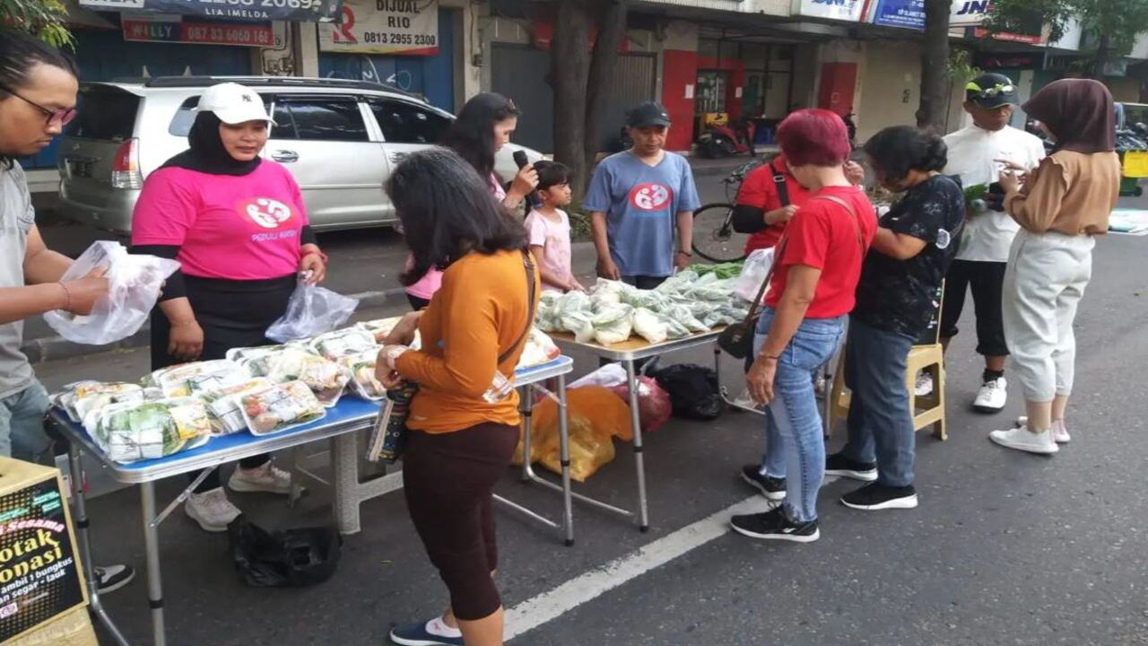 Komunitas Sosial Peduli Kasih Soloraya Bagikan Paket Sayuran di Acara CFD Kota Solo