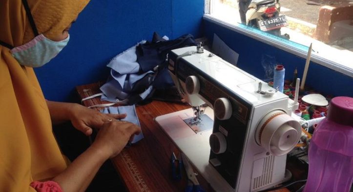 Komunitas Penjahit Membuat Seragam Gratis untuk Anak Yatim
