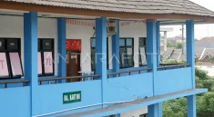mengecat sekolah rusak