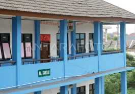 mengecat sekolah rusak