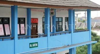 Mengecat Sekolah Rusak Pascabencana di NTB