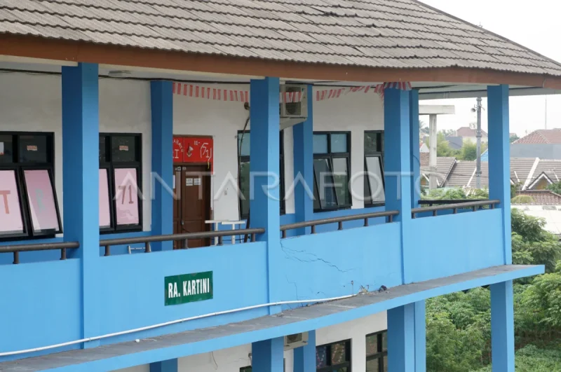 mengecat sekolah rusak
