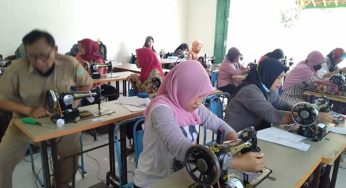 Pelatihan Menjahit untuk Ibu Rumah Tangga di Desa
